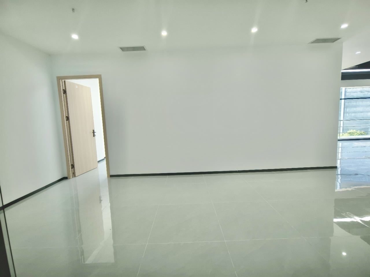 德赛科技大厦写字楼229㎡精装户型·中层北向出租
