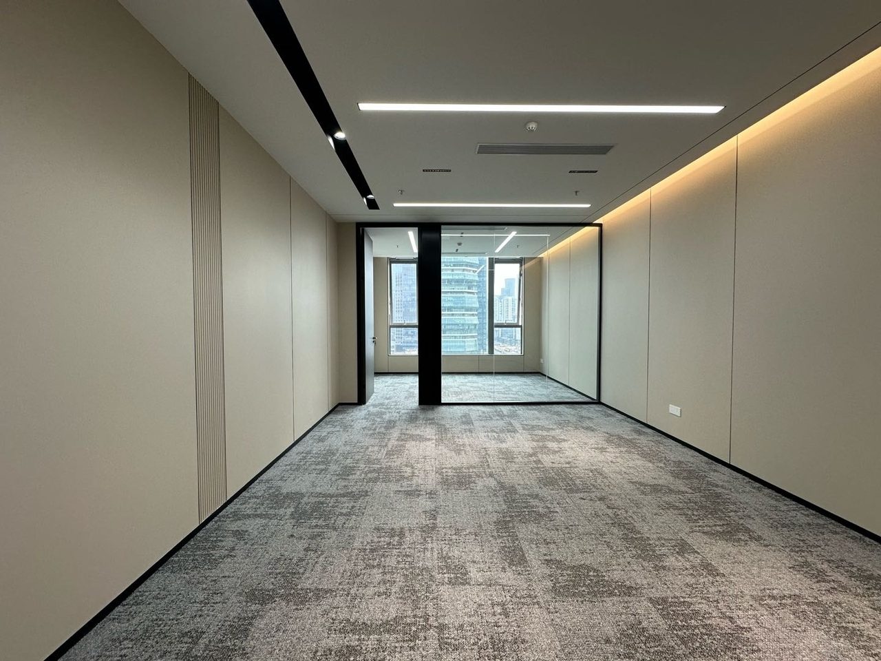 远望谷大厦写字楼200㎡精装户型·中层南向出租实景图