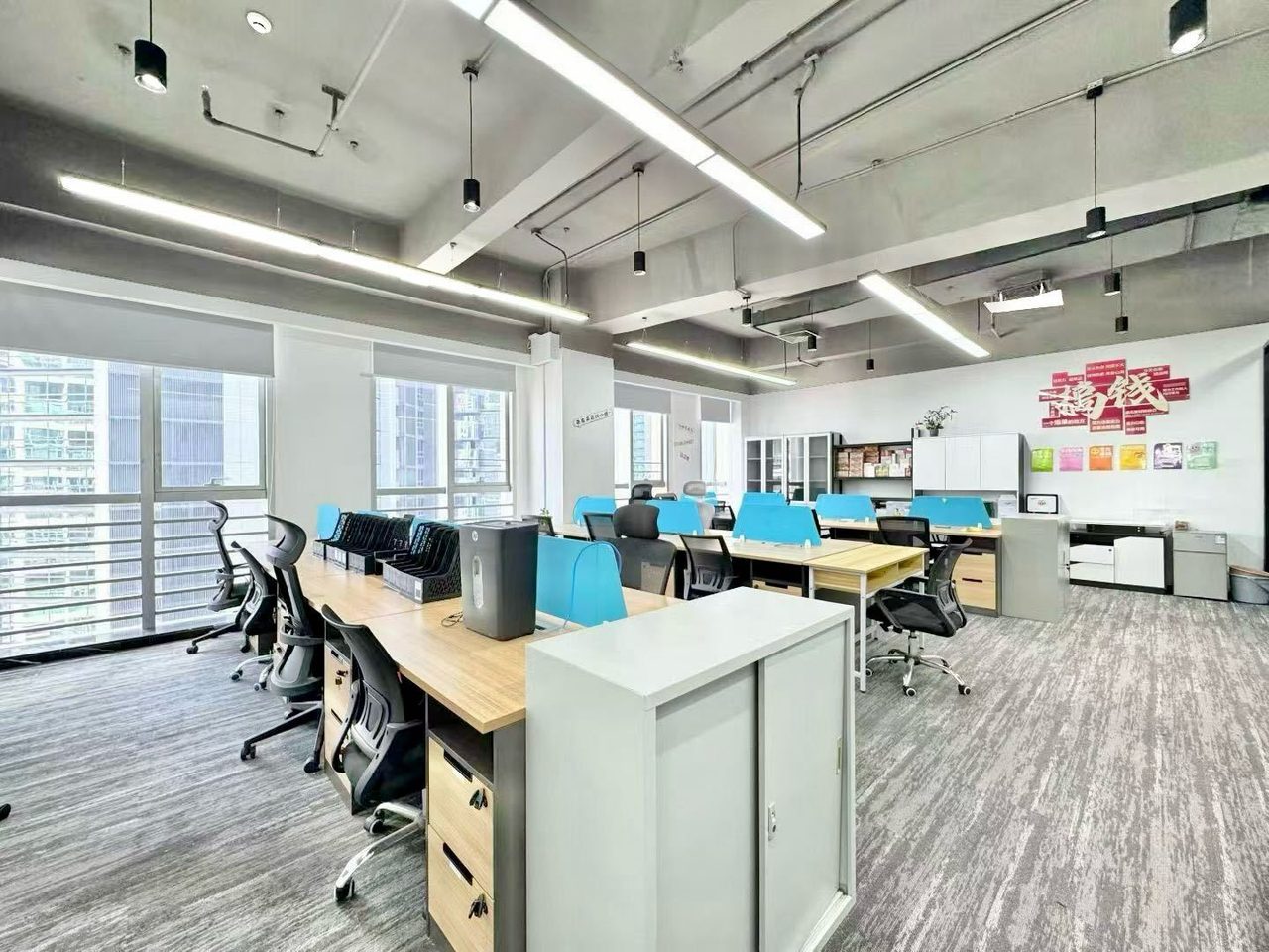 龙光世纪大厦308㎡精装办公室出租,中层东向采光好