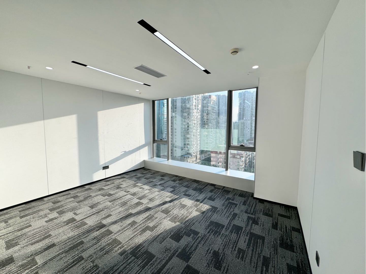 英龙商务中心 295㎡ 精装 中层办公室出租