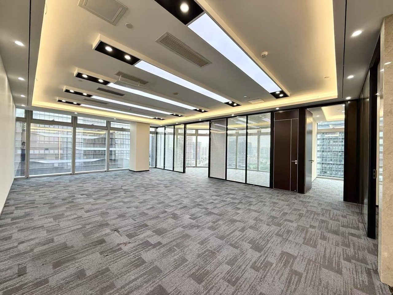 易尚中心268㎡豪装办公室出租,高层西北向采光好实景图