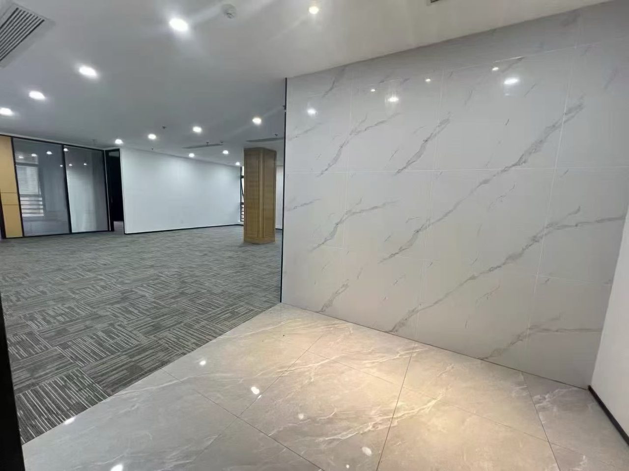 TCL国际E城396㎡精装办公室出租,高层东南向采光好