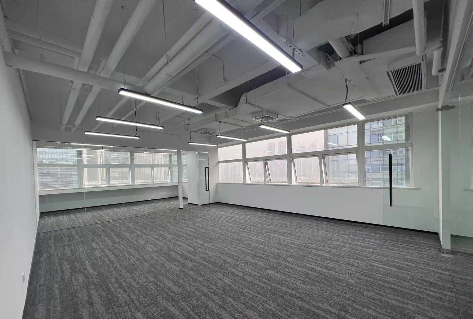 飞亚达科技大厦 167㎡ 精装 中楼层办公室出租实景图