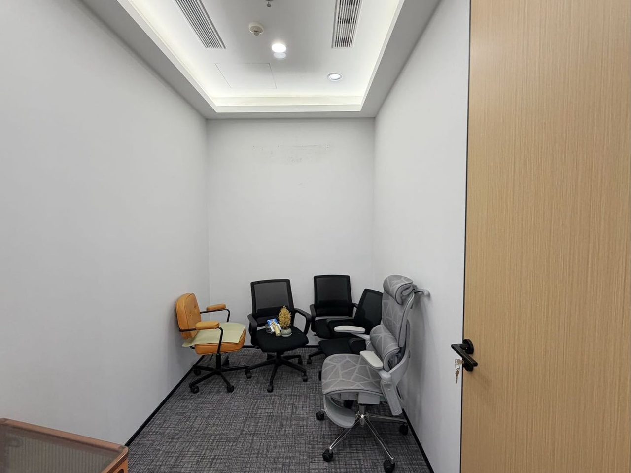 前海鸿荣源中心268㎡豪装办公室出租,低层南向采光好
