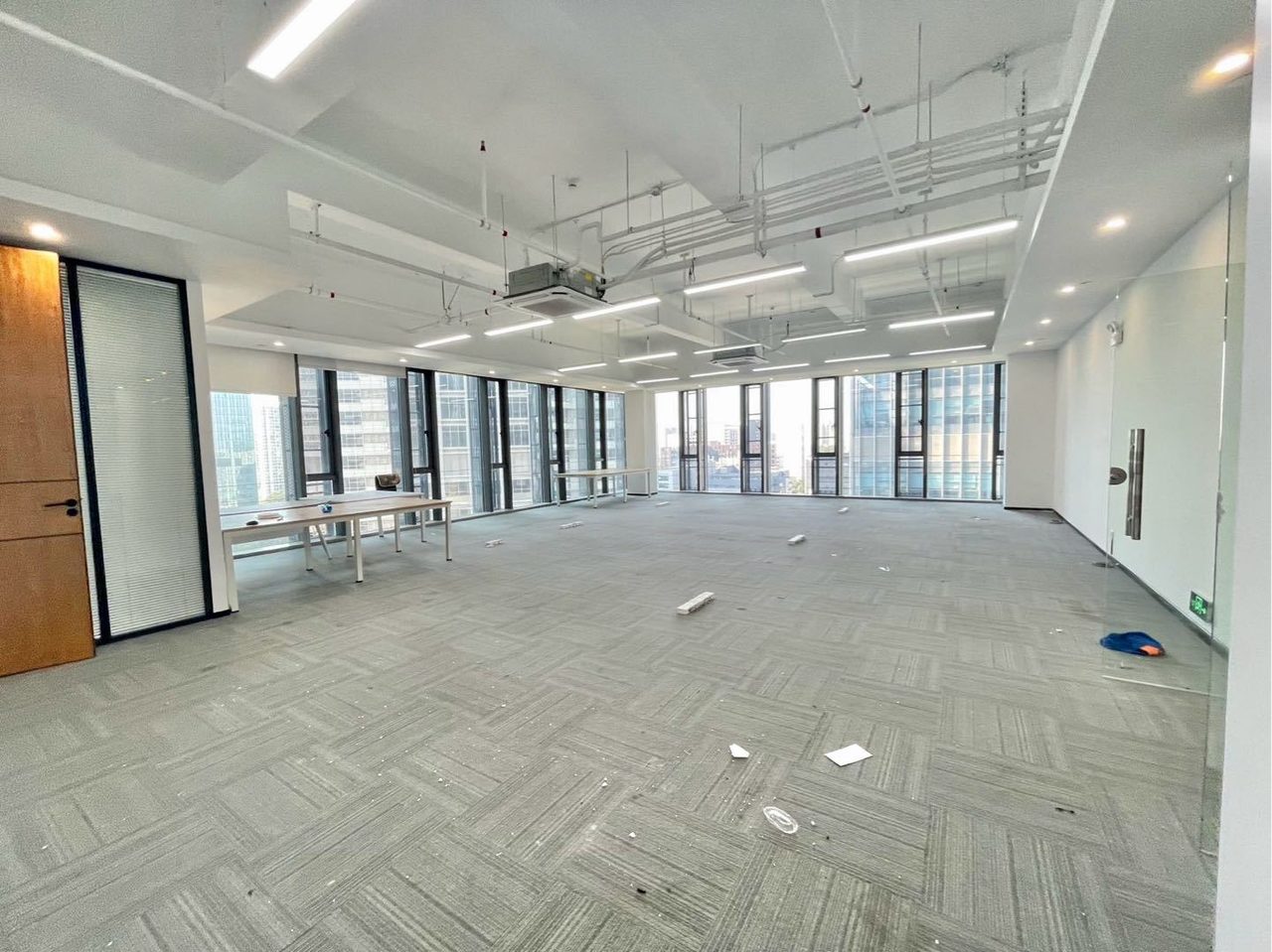 北邮科技大厦390㎡精装办公室出租,中层东南向采光好实景图