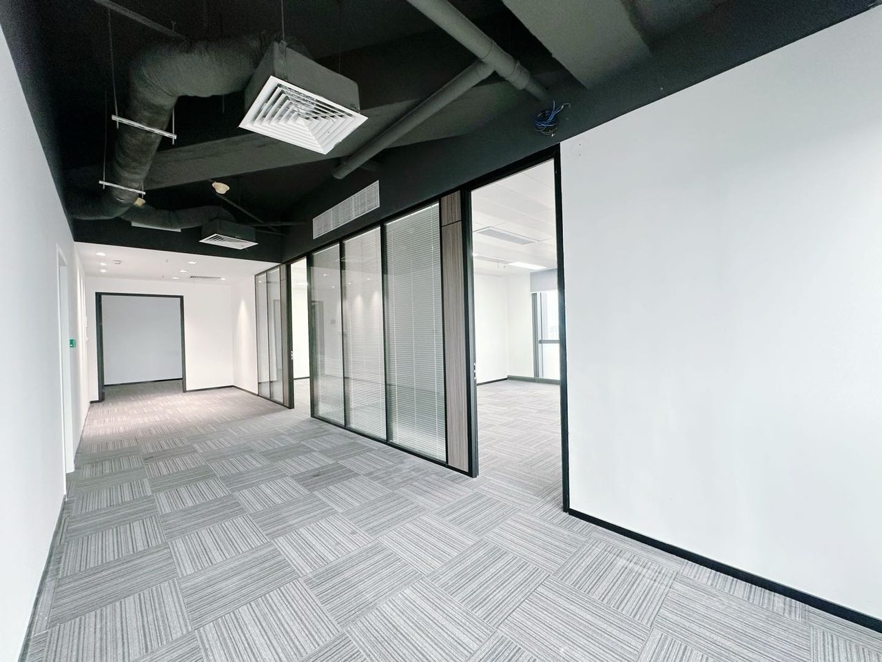 豪方天际广场346㎡精装办公室出租,高层东北向采光好