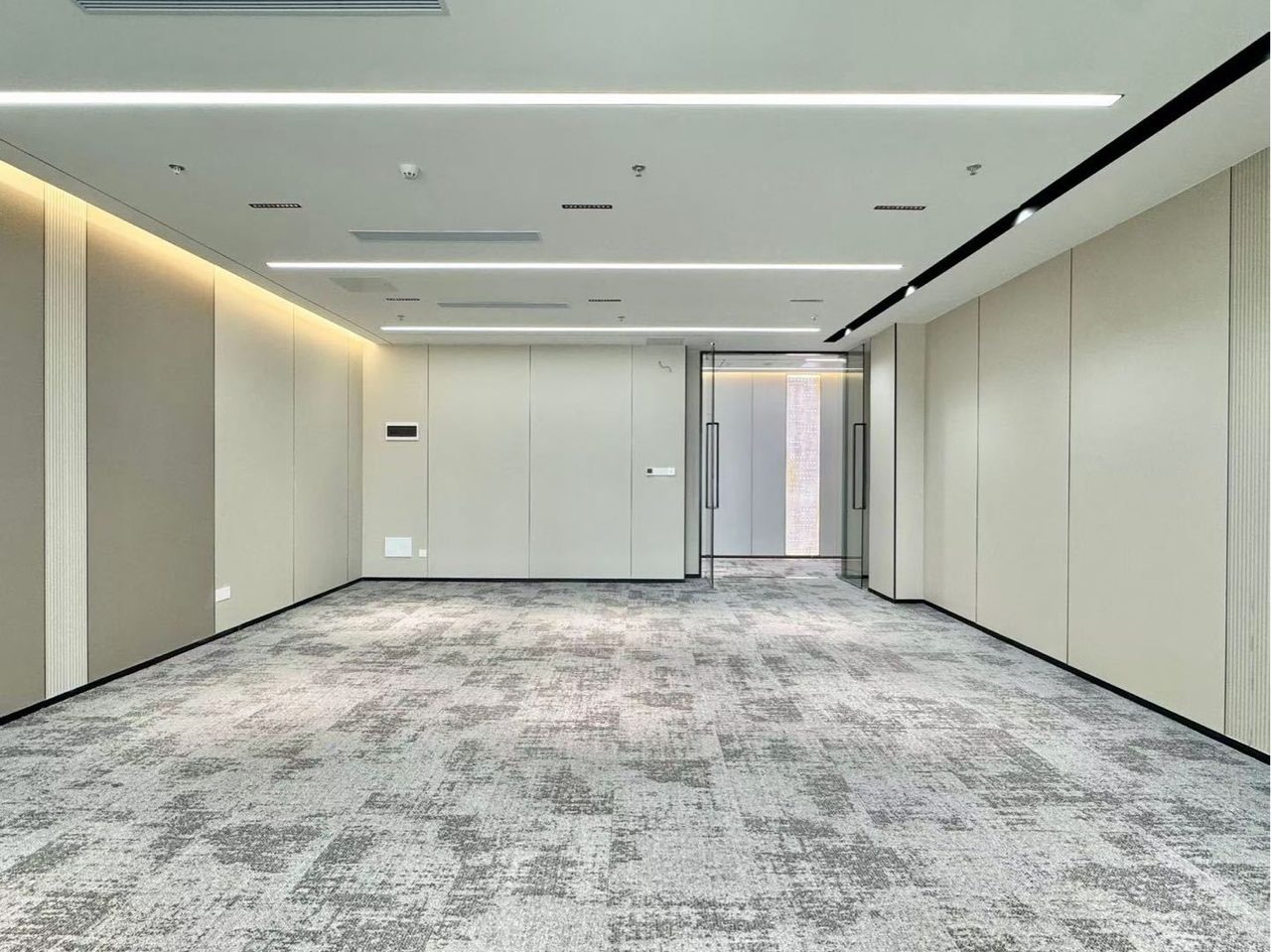 远望谷大厦216㎡精装办公室出租,中层北向采光好