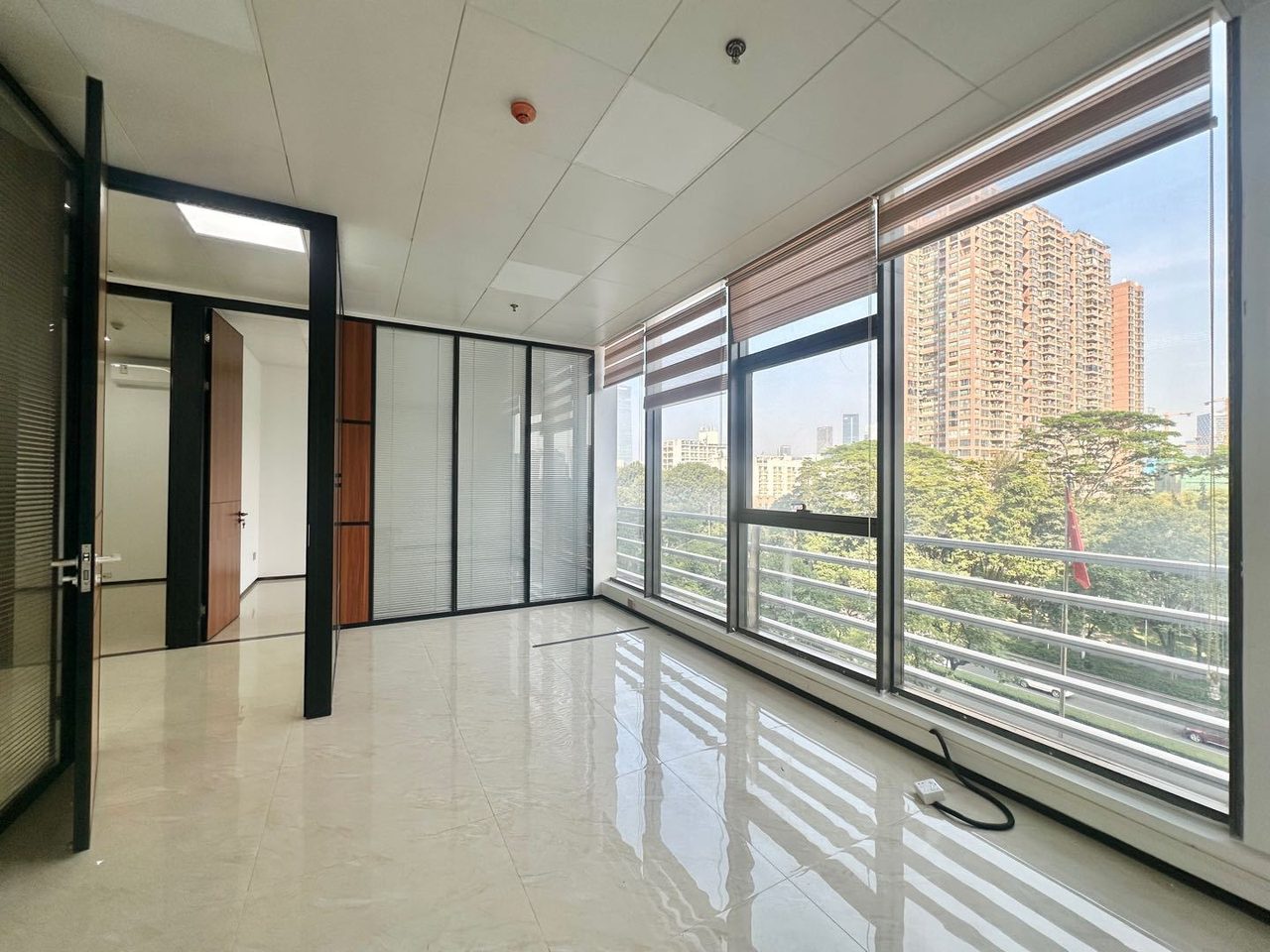 阳光华艺大厦168㎡精装办公室出租，中层东向采光好