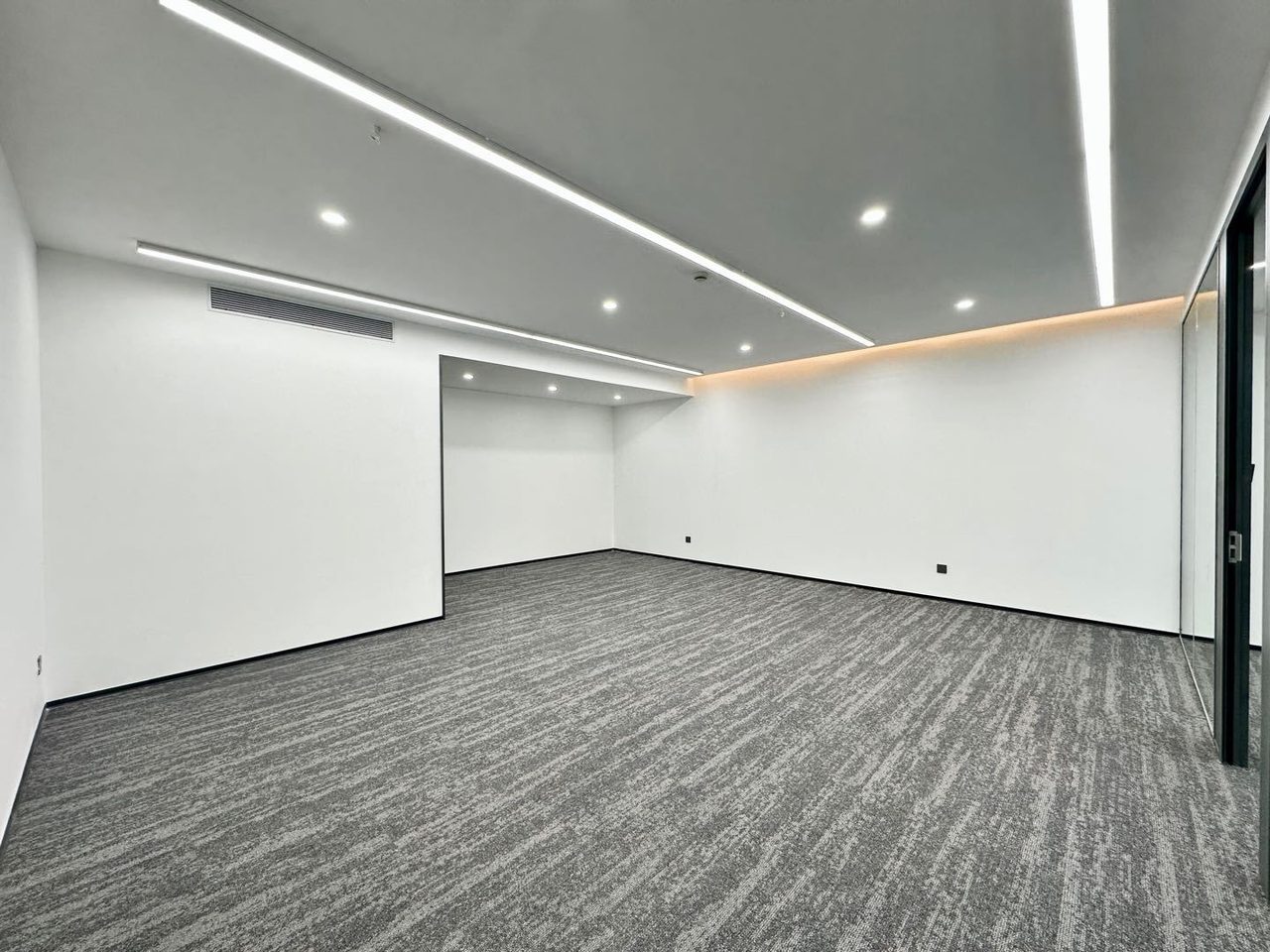 英龙商务中心写字楼145㎡精装户型·低层南向出租
