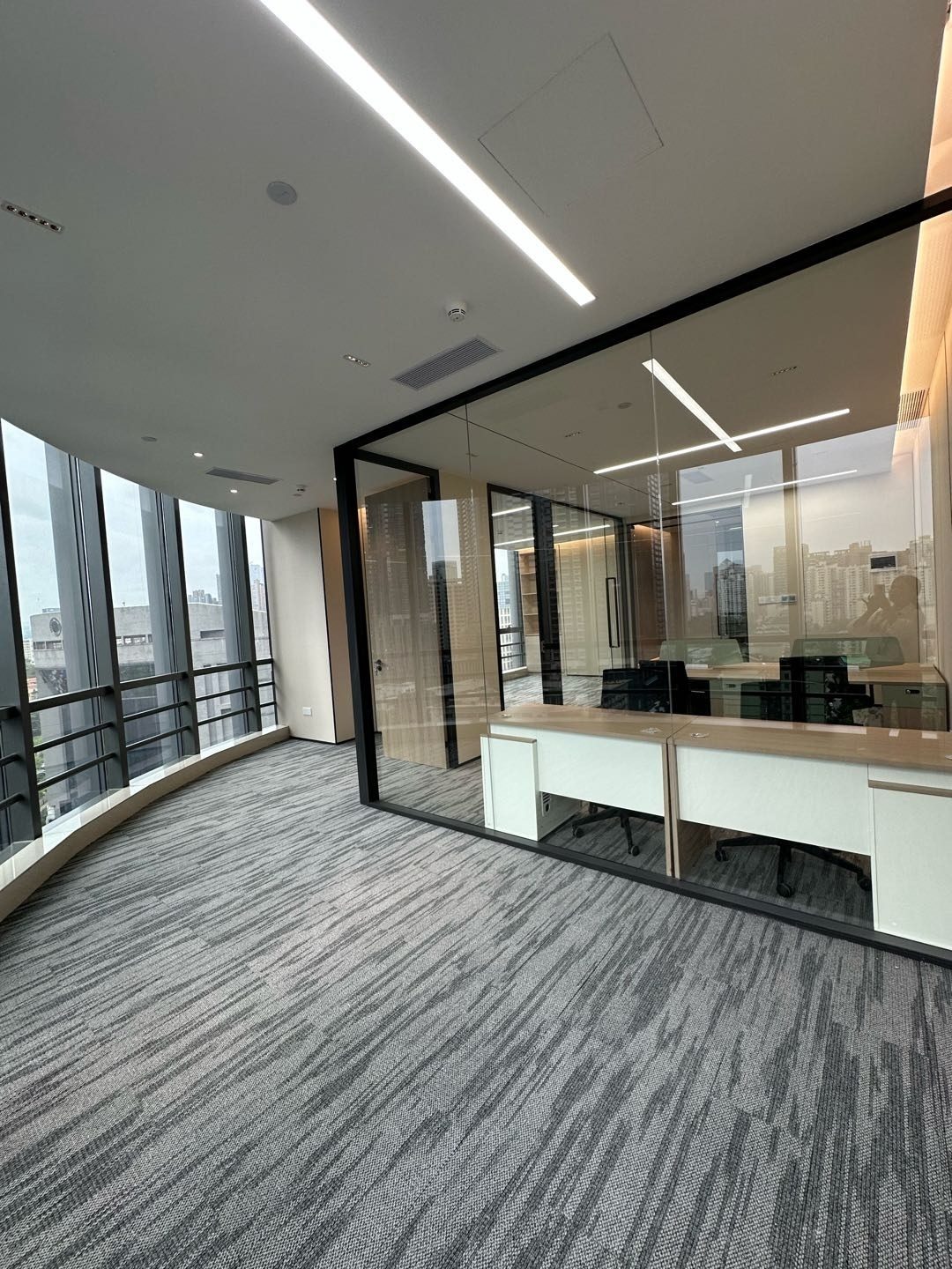怡化金融科技大厦200㎡豪装办公室出租，中层东向采光好