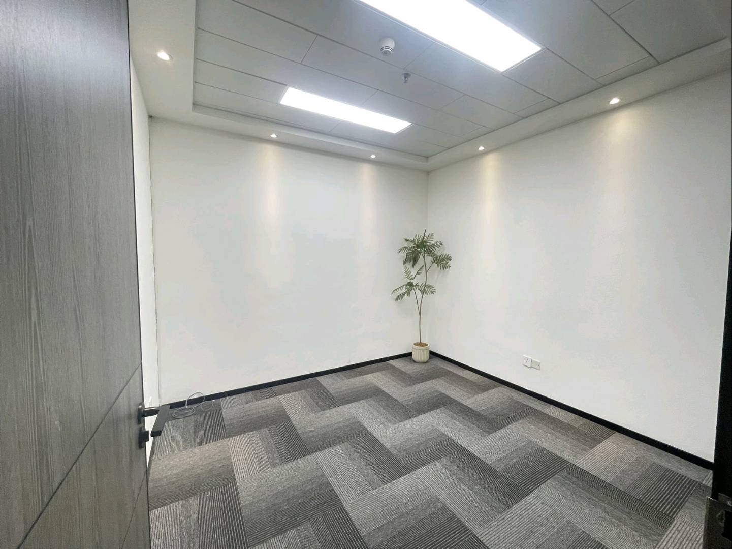 兰光科技大厦 135㎡ 精装 中层办公室出租