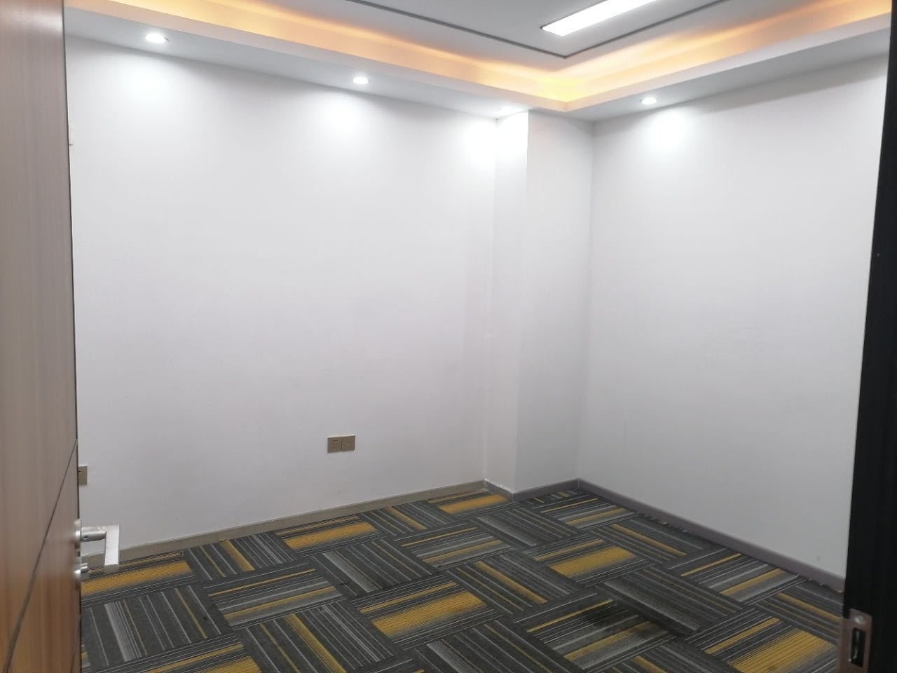 卫东龙商务大厦写字楼175㎡精装户型·低层东南向出租