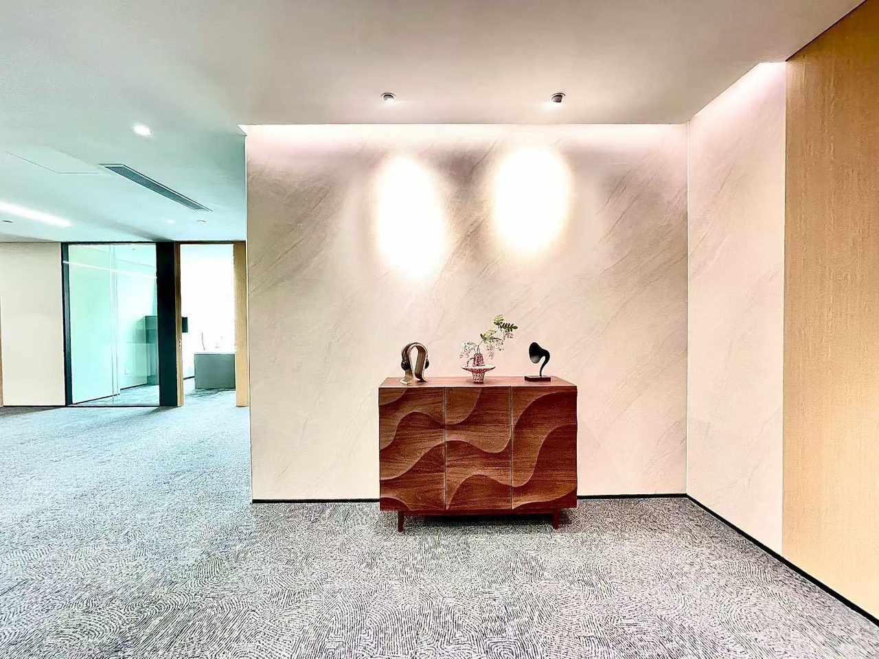 汉唐大厦231㎡精装办公室出租,中层南向采光好