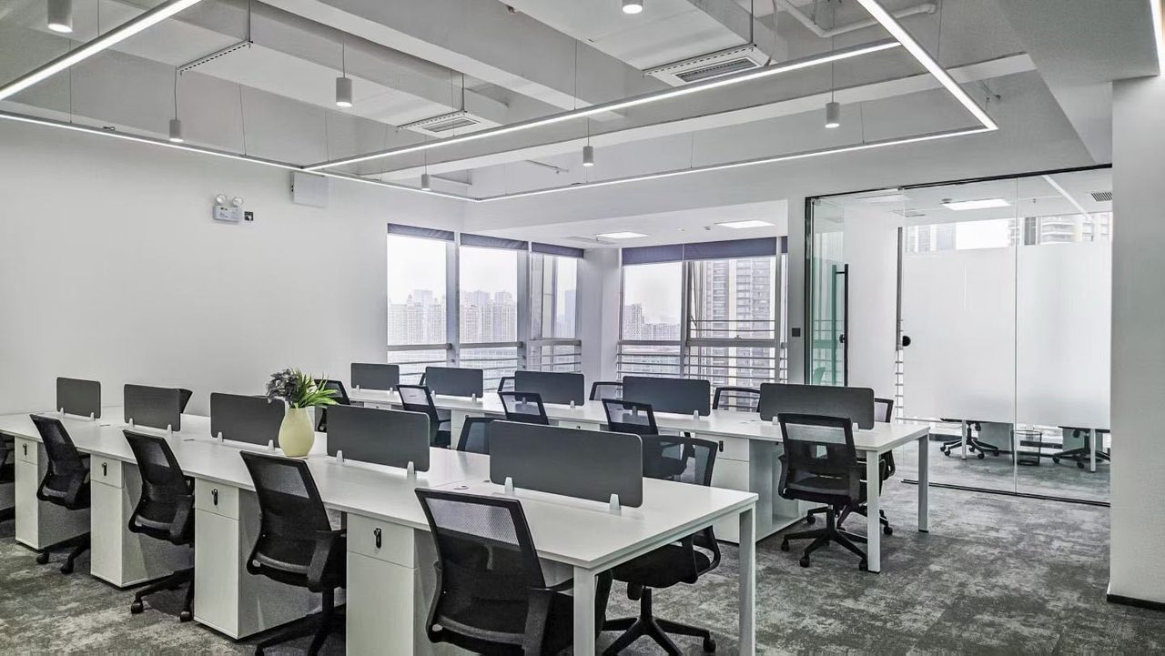 龙光世纪大厦356㎡精装办公室出租,高层东向采光好实景图