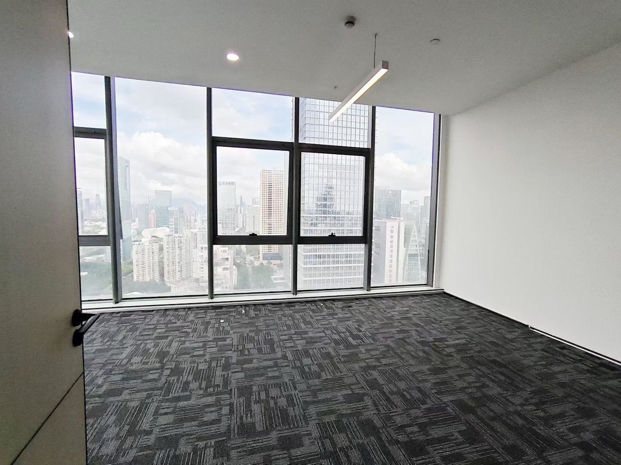 英龙商务中心360㎡精装办公室出租,高层东北向采光好