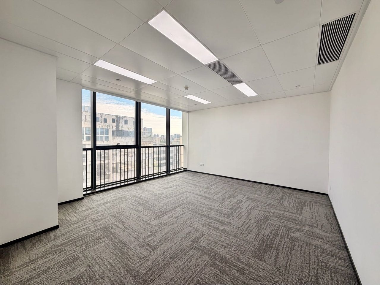 南山区科技园 源政创业大厦511㎡精装办公间中层出租