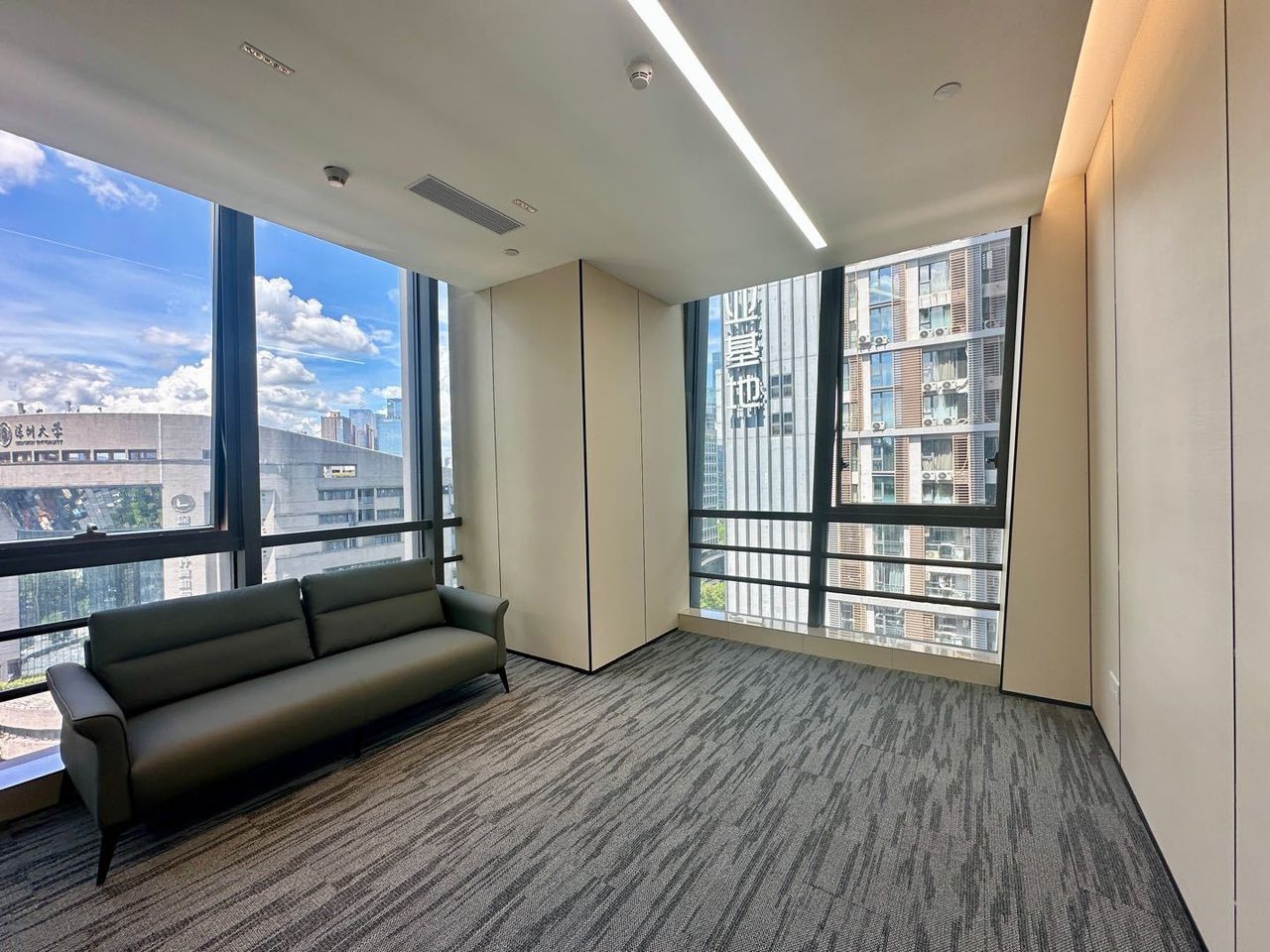 怡化金融科技大厦150㎡精装办公室出租,中层东向采光好