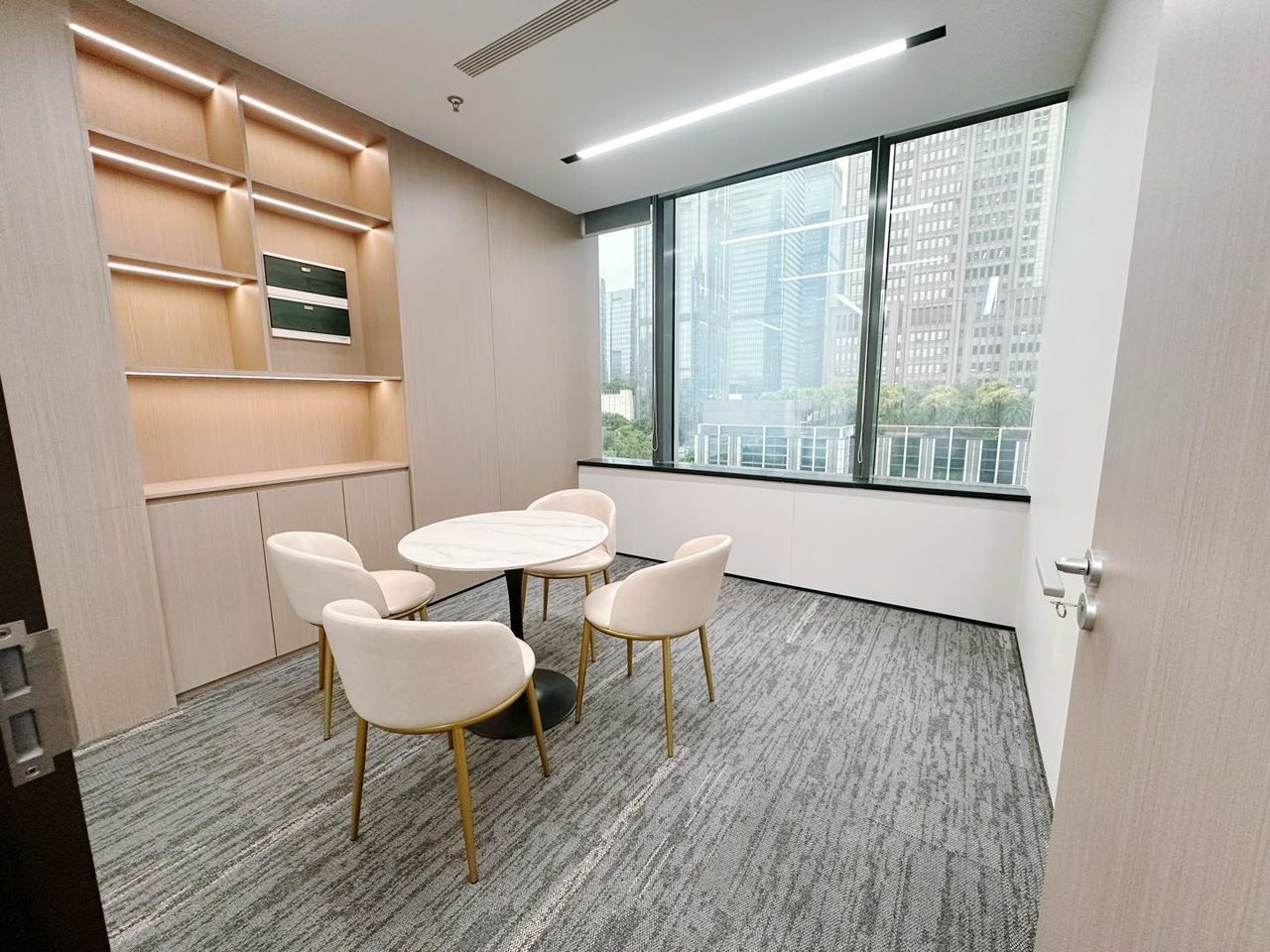 港中旅大厦写字楼328㎡精装户型·低层东南向出租