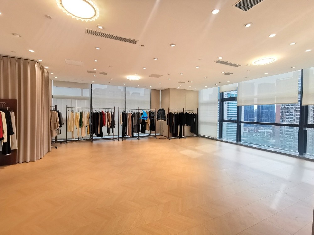 恒大天璟242平办公室出租,南向双面采光,直播服装装修实景图