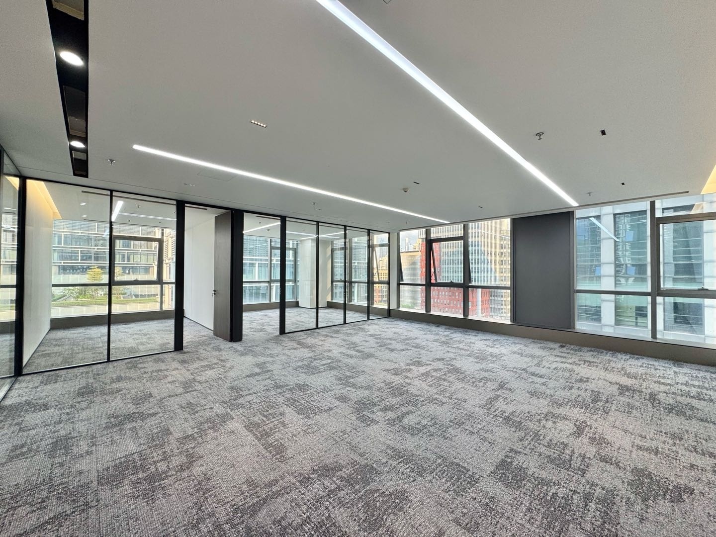 西北工业大学(深圳三航科技大厦) 376㎡ 精装 中层办公室出租实景图