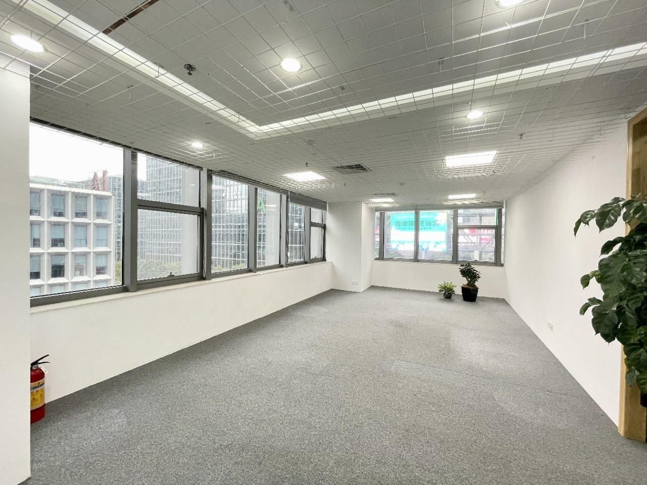 深圳市软件产业基地670㎡精装办公室出租,中层东南向采光好