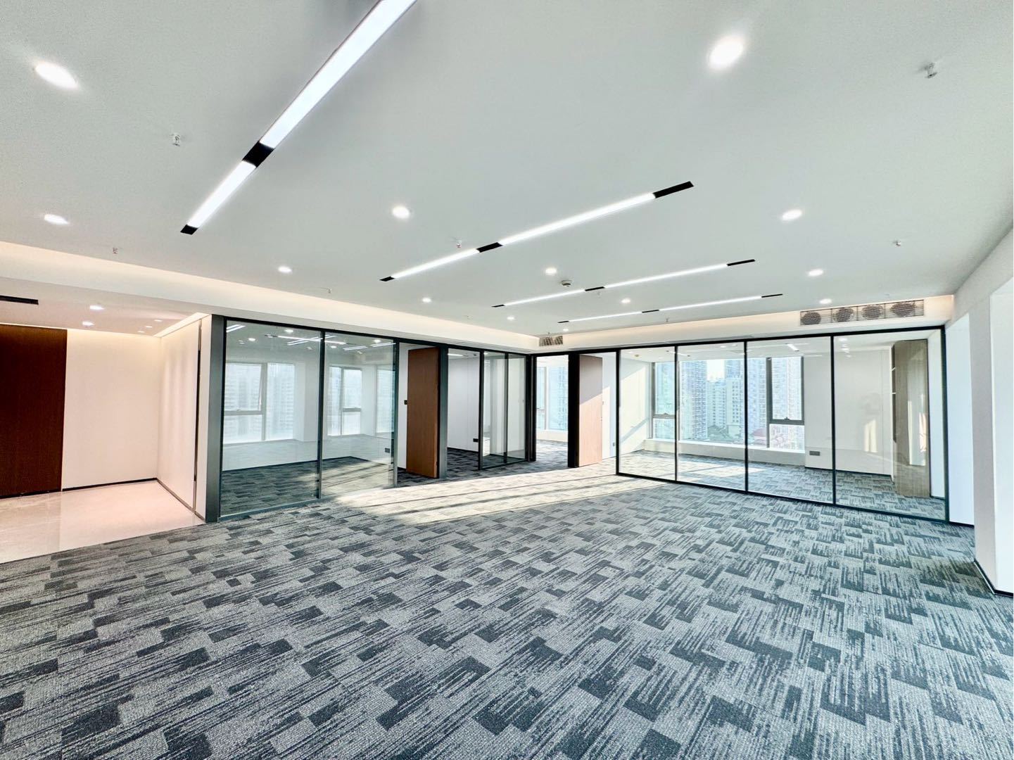 英龙商务中心 295㎡ 精装 中层办公室出租实景图