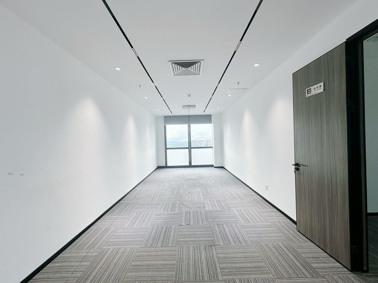 豪方天际广场346㎡精装办公室出租,高层东北向采光好