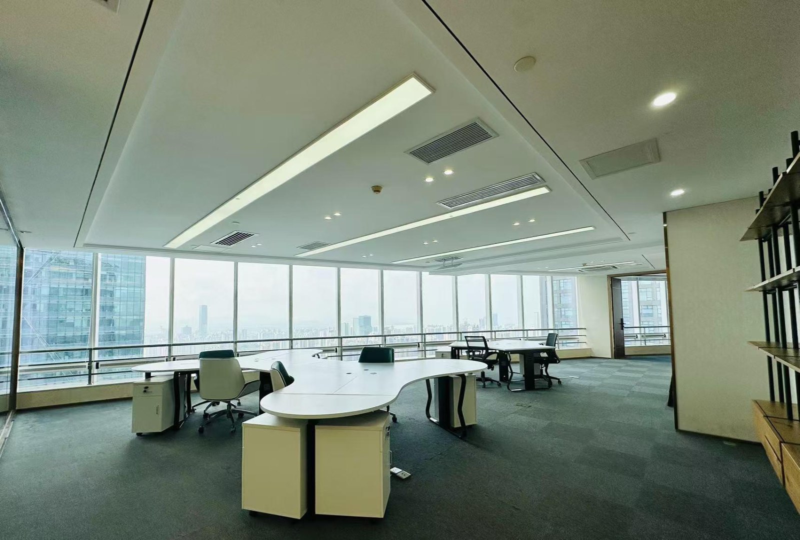 财富大厦 202.5㎡ 精装 高楼层办公室出租实景图