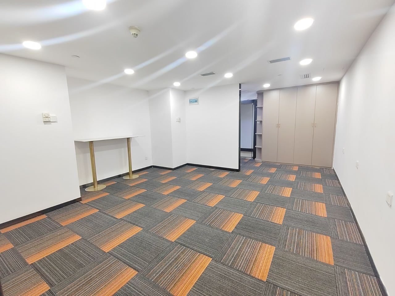 江苏大厦写字楼108㎡精装户型·低层南向出租