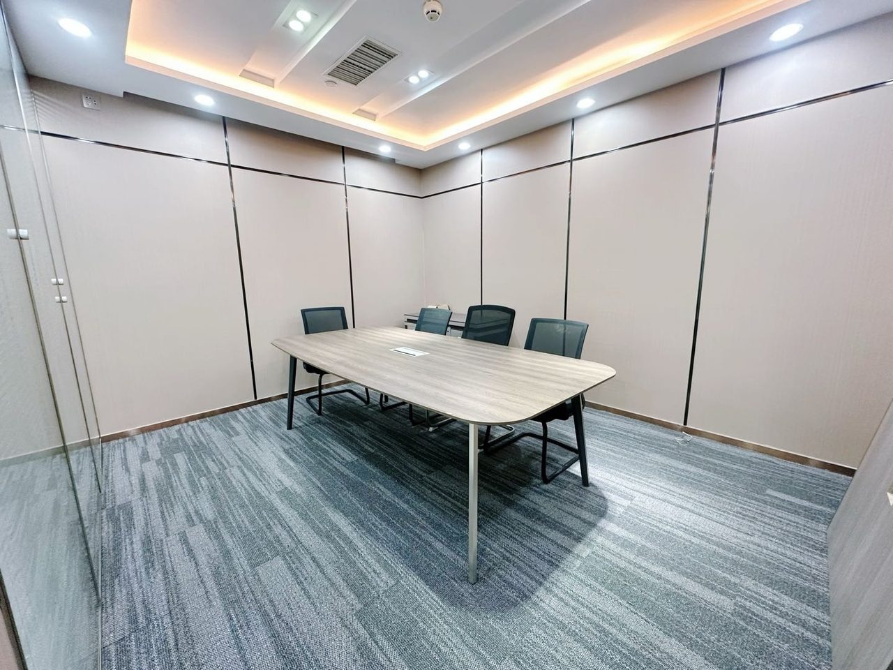 中心商务大厦写字楼216㎡精装户型·高层东向出租