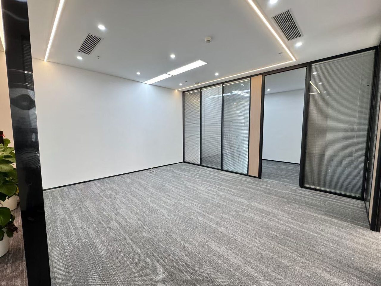 福田区福田中心区 皇庭中心209㎡精装办公间中层出租实景图