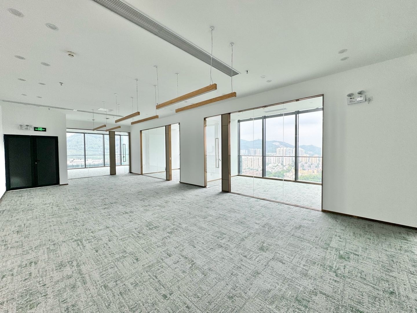 方大城 325㎡ 豪装 高层办公室出租