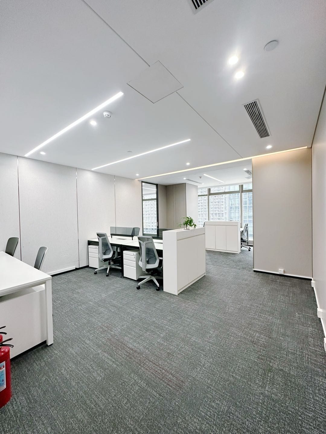 豪威科技大厦178㎡精装办公室出租,中层东南向采光好实景图