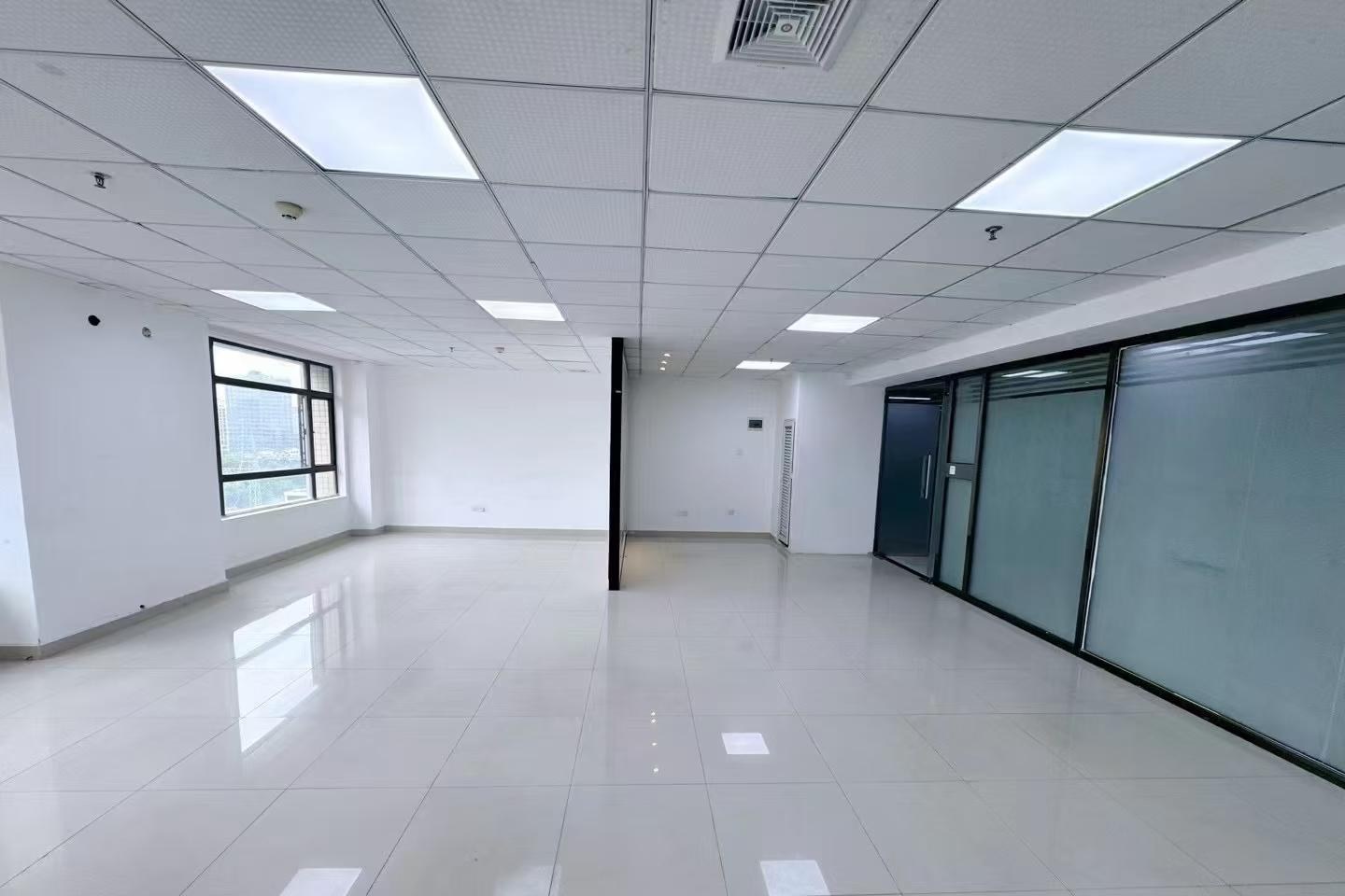 明君商务中心 220㎡ 精装 中楼层办公室出租实景图