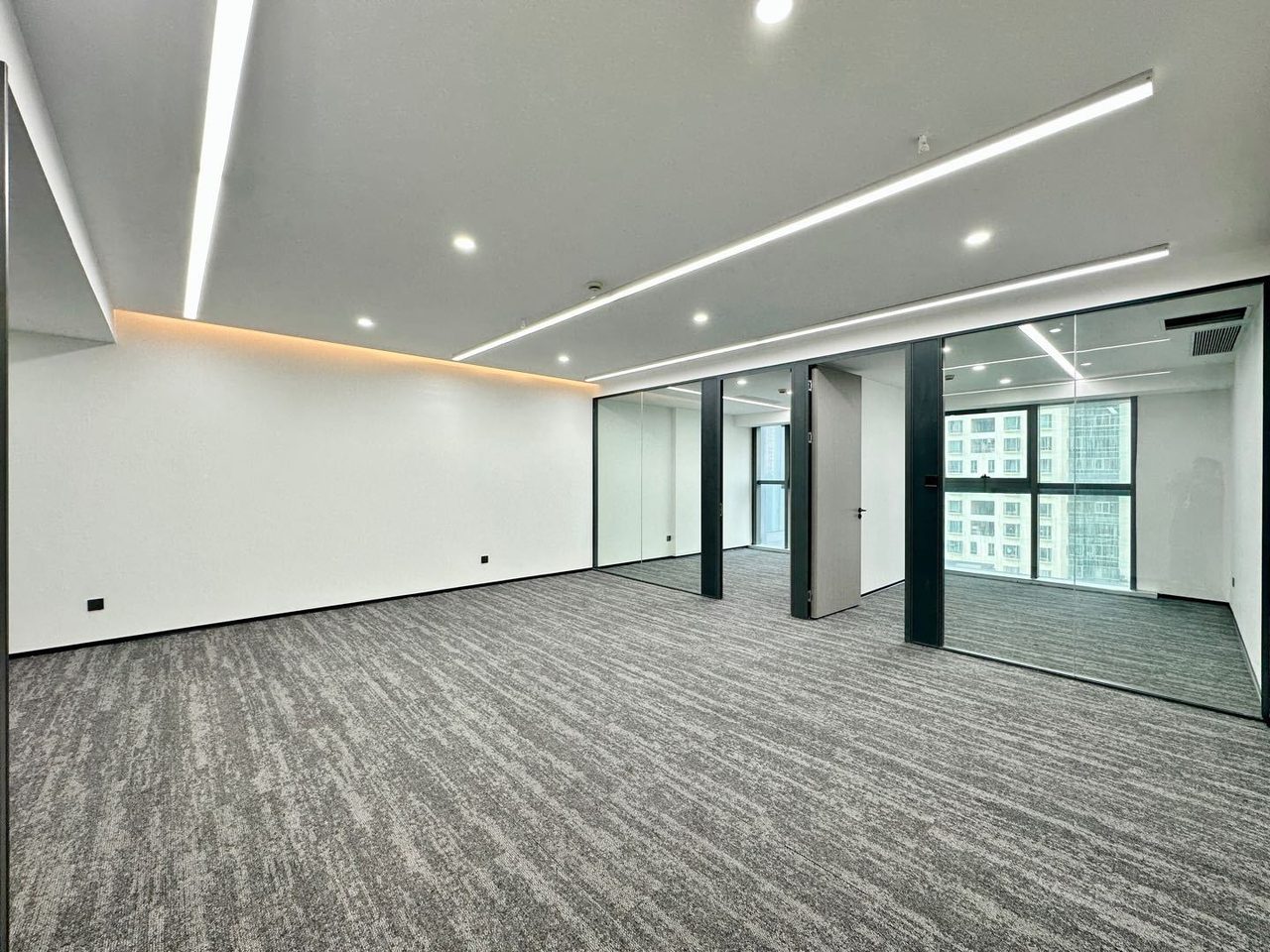 英龙商务中心写字楼145㎡精装户型·低层南向出租实景图