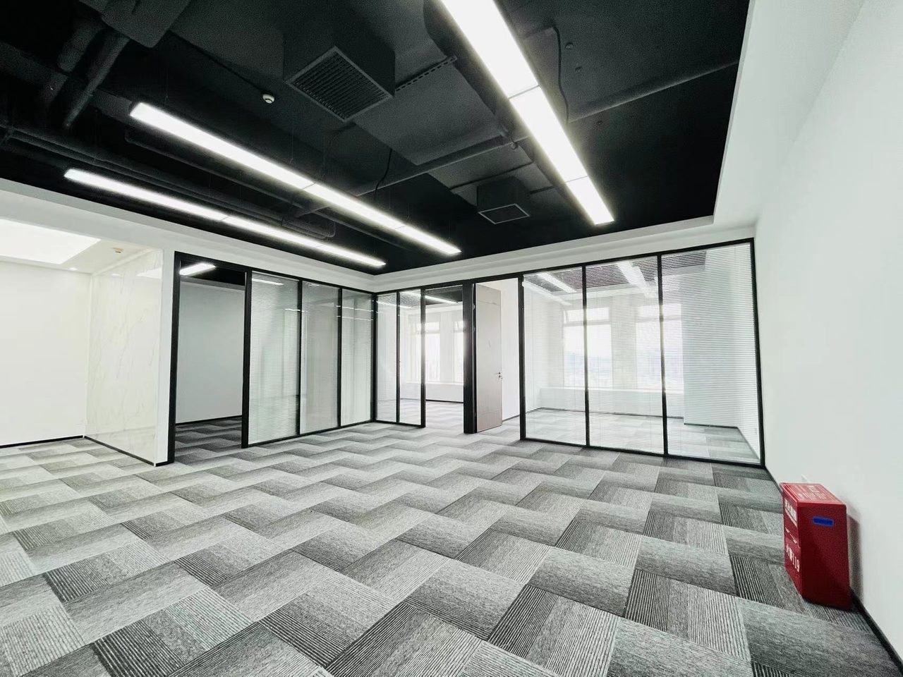 振业国际商务中心238㎡精装办公室出租，低层东南向采光好实景图