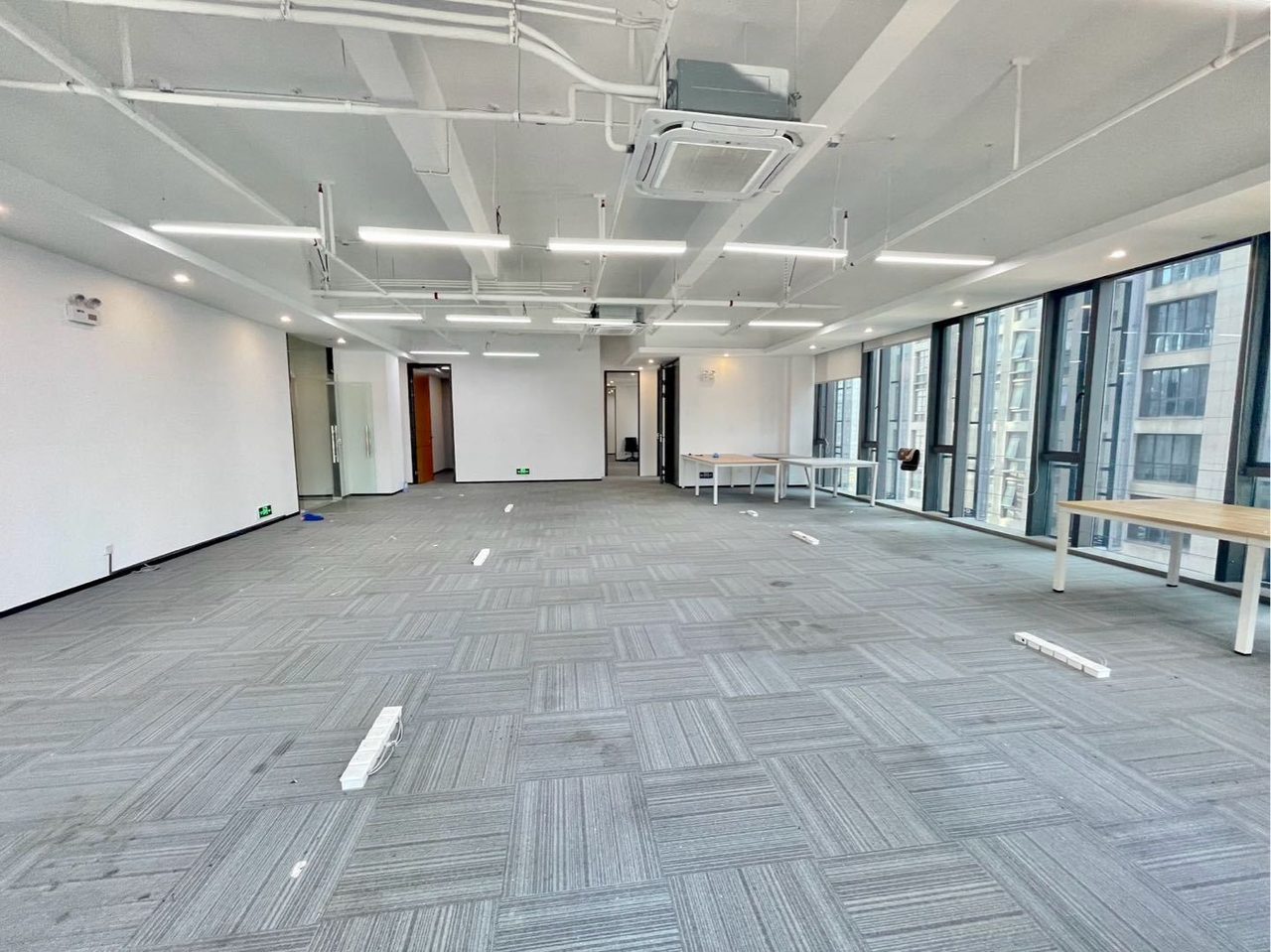 北邮科技大厦390㎡精装办公室出租,中层东南向采光好