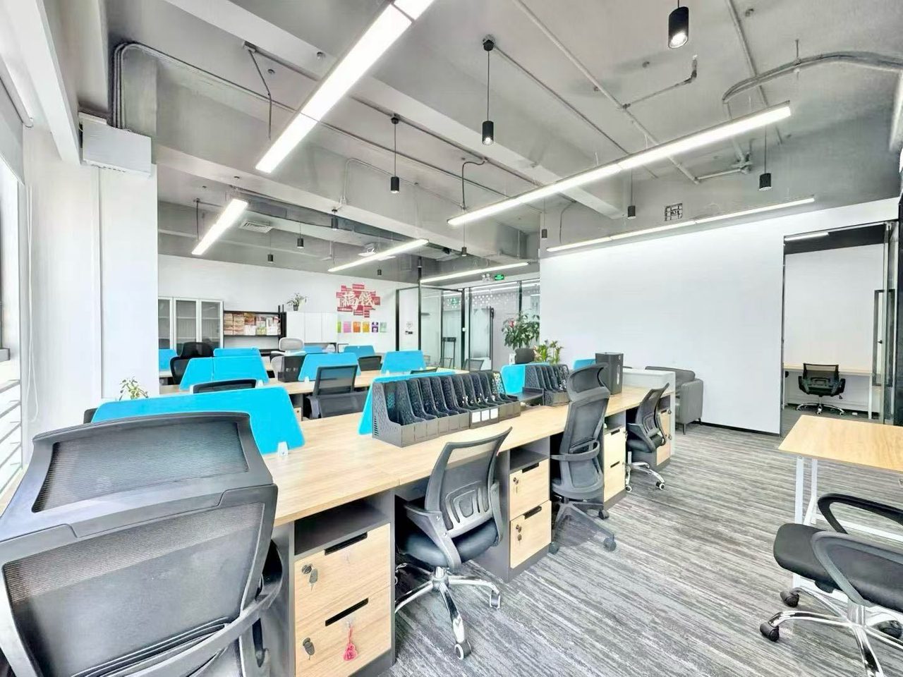 龙光世纪大厦308㎡精装办公室出租,中层东向采光好