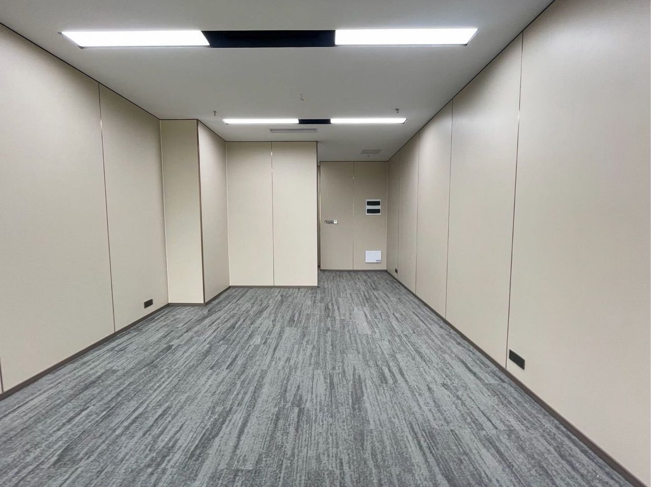 智慧广场100㎡精装办公室出租，中层南向采光好