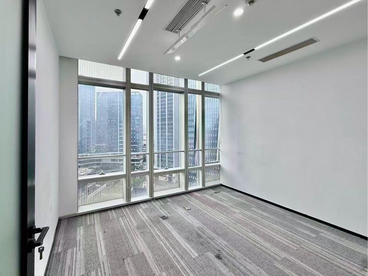 讯美科技广场写字楼135㎡精装户型·中层东南向出租