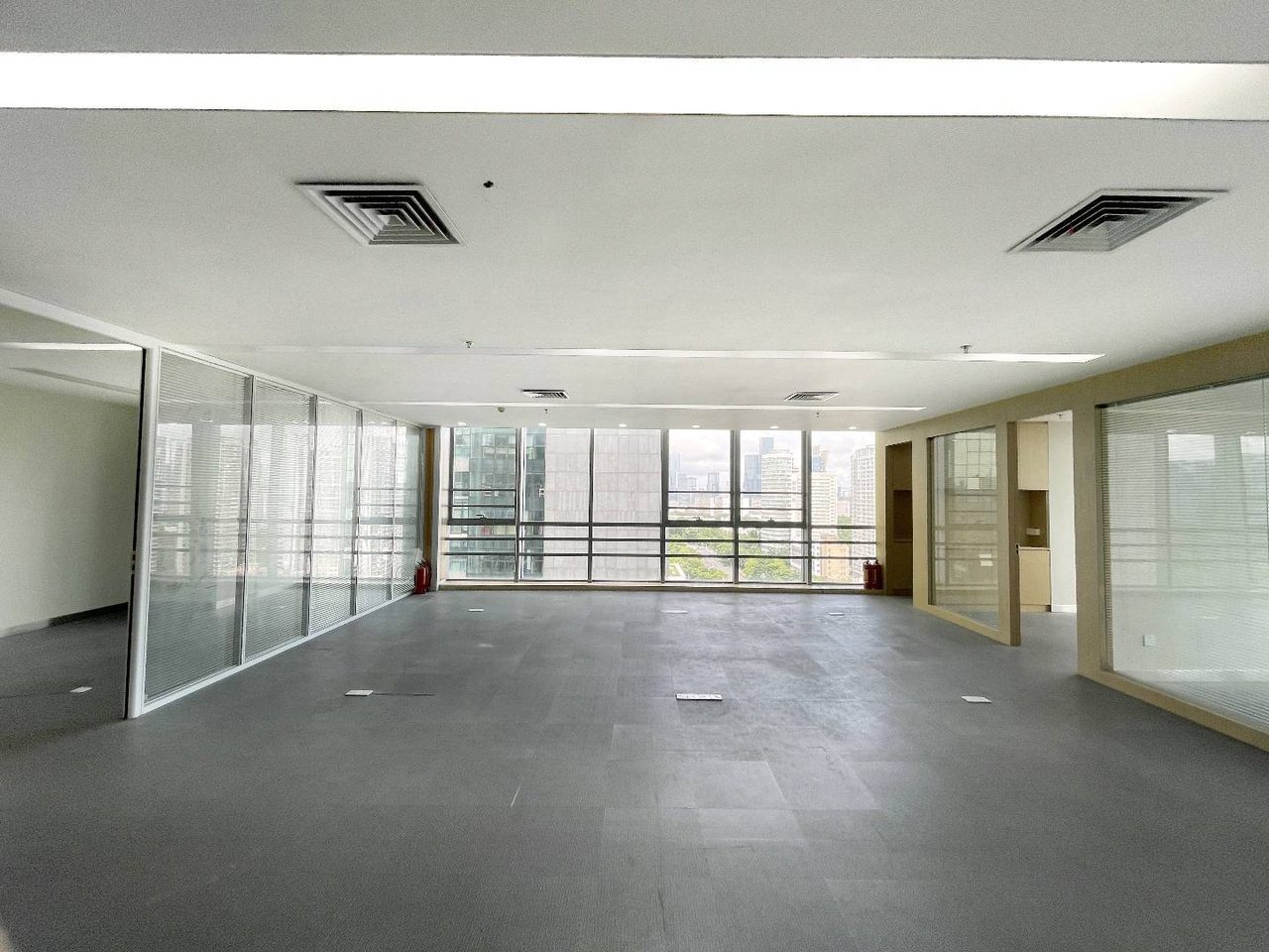 田厦金牛广场350㎡精装办公室出租,中层东南向采光好