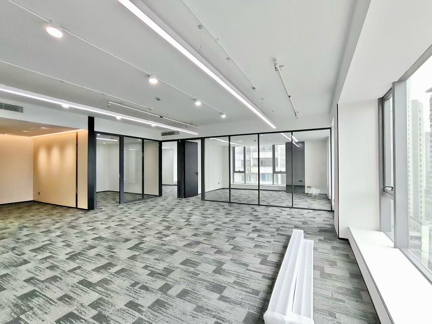 英龙商务中心 286㎡ 精装 高层办公室出租实景图