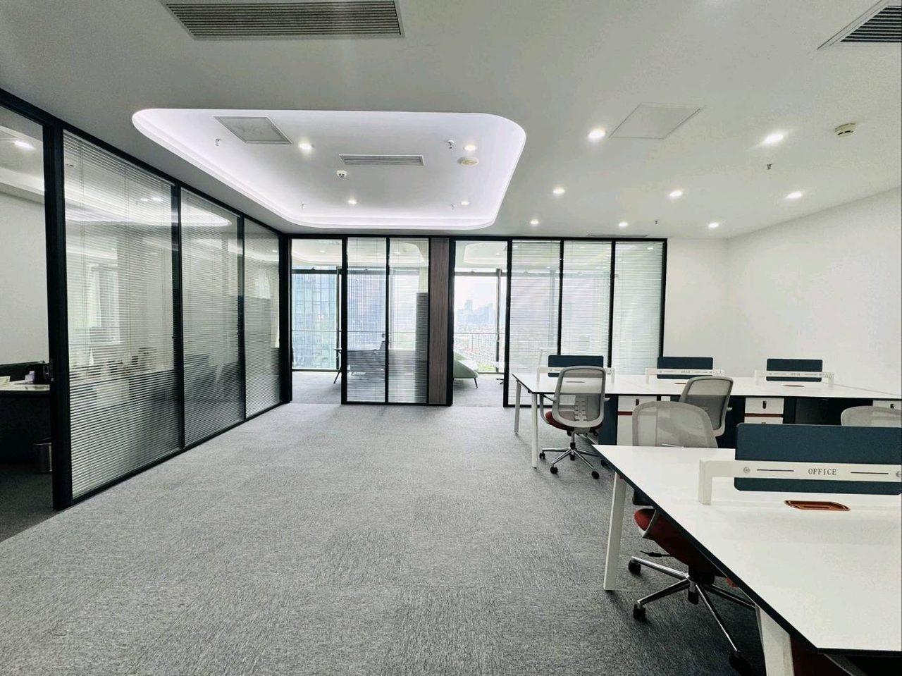 方大城270㎡精装办公室出租，中层东向采光好