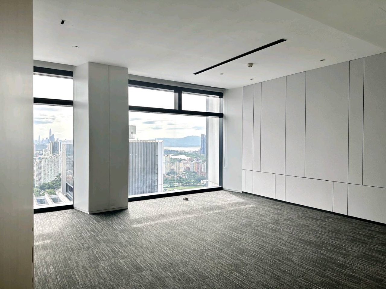 华润置地大厦1953㎡精装办公室出租,高层四面采光向采光好