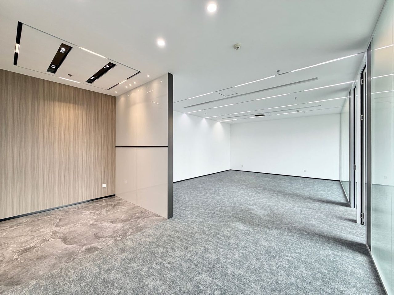 绿景美景广场212㎡豪装办公室出租,中层西向采光好