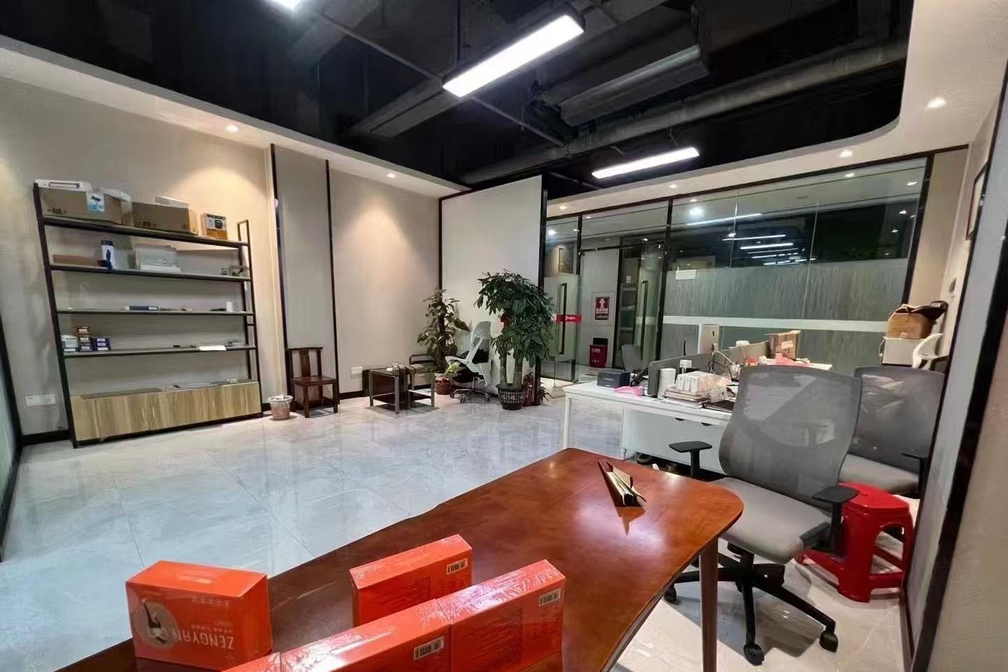 万盛百货(万众步行街店) 134㎡ 精装 低楼层办公室出租