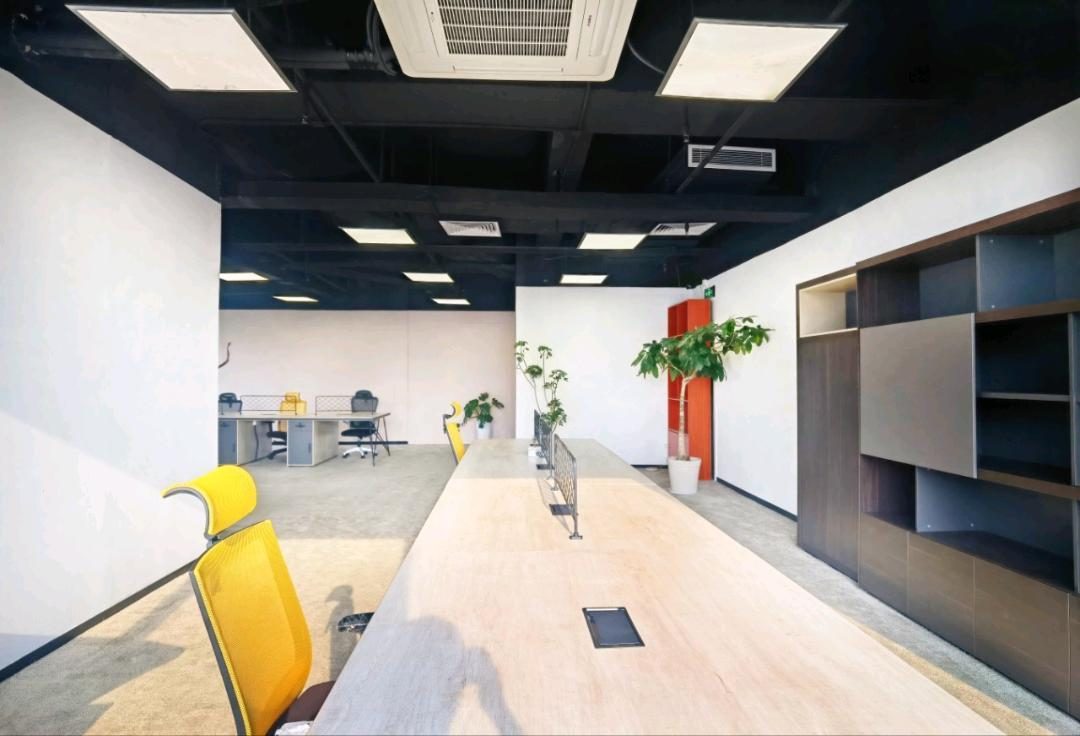 芒果网大厦245㎡精装办公室出租,中层东北向采光好