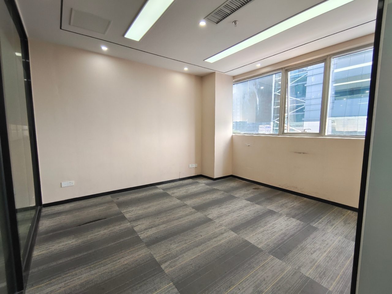 中电照明写字楼56㎡精装户型·中层北向出租