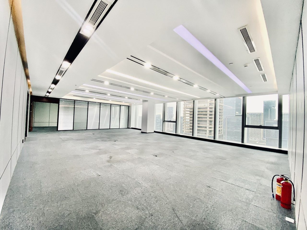 海信南方大厦958㎡精装办公室出租,高层东北向采光好