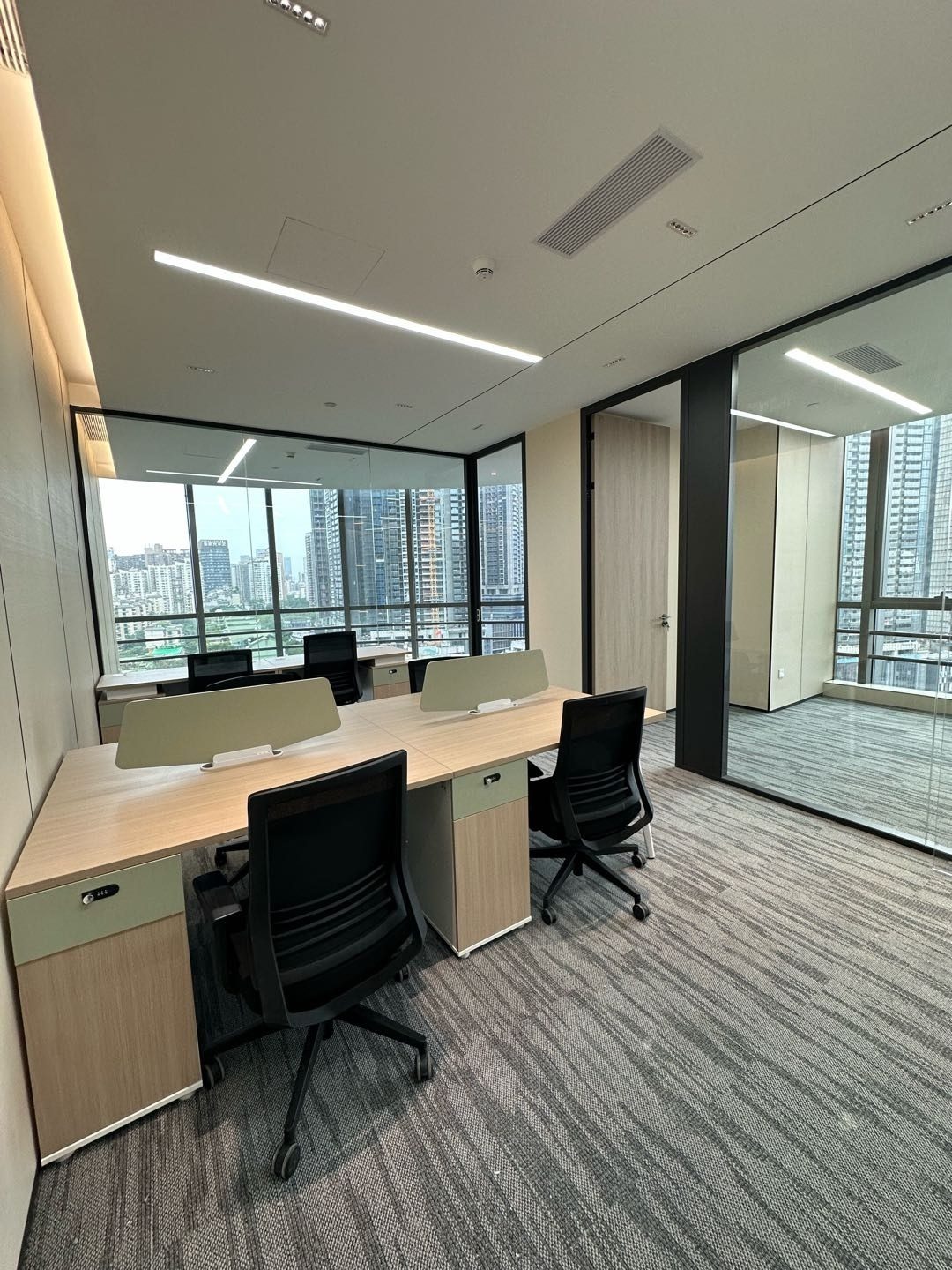 怡化金融科技大厦200㎡豪装办公室出租，中层东向采光好实景图